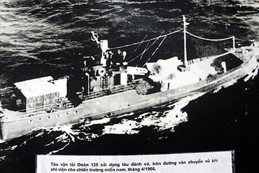 Tàu vạn tải đoàn 125 cải dạng tàu đánh cá, trên đường vận chuyển vũ khí chi viện cho chiến trường miền Nam tháng 4/1966. (Ảnh tư liệu)