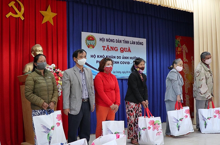 Hội Nông dân tỉnh Lâm Đồng tặng quà cho người khó khăn