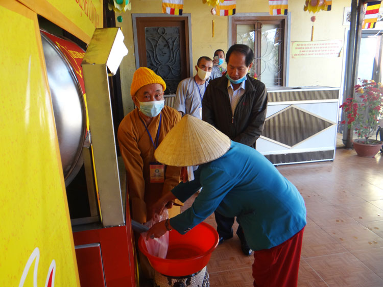 ''ATM gạo'' tại Tổ đình Linh Quang Đà Lạt cung cấp hơn 5,7 tấn gạo trong 5 ngày