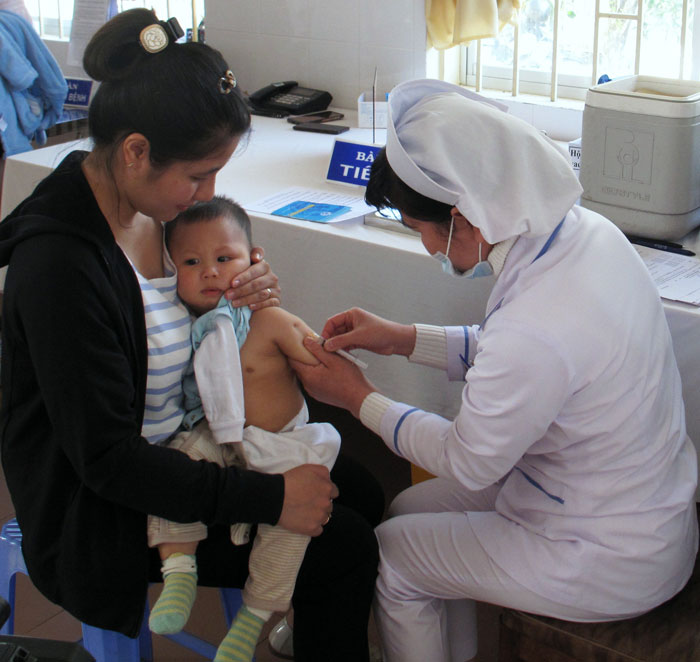 Tiêm vắc xin phòng bệnh sởi cho trẻ em tại Trạm Y tế Phường 4 - Đà Lạt (Ảnh chụp thời điểm chưa có dịch Covid-19)