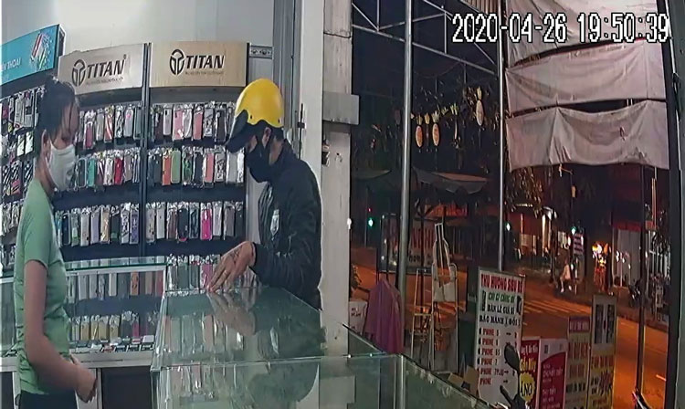 Hình ảnh nam thanh niên vào cửa hàng điện thoại Thu Hương hỏi mua rồi giật điện thoại bỏ chạy (ảnh cắt từ clip)