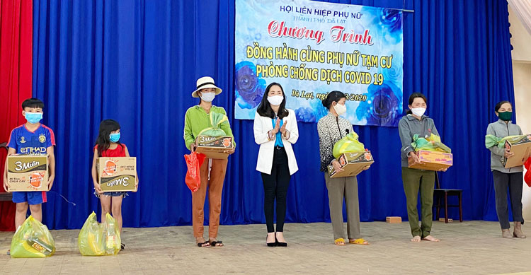 Hội Phụ nữ TP Đà Lạt trao tặng quà cho phụ nữ DTTS khó khăn xã Tà Nung