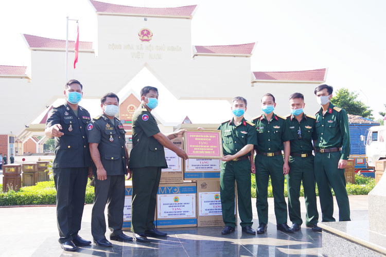 Thượng tá Nguyễn Văn Sơn, Phó Chính ủy Bộ CHQS tỉnh Lâm Đồng trao tặng quà cho đại diện tỉnh Siem Reap.