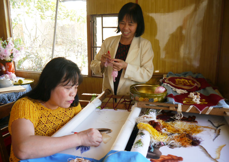 Hai nghệ nhân hơn 30 năm gắn bó với nghề thêu, móc.