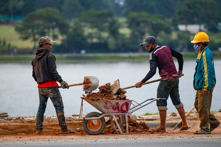 Công nhân thực hiện dự án thay cáp ngầm dưới vỉa hè dọc đường Trần Quốc Toản (hồ Xuân Hương) tới ngã 3 đường Yersin - Phạm Hồng Thái trong những ngày giãn cách xã hội.