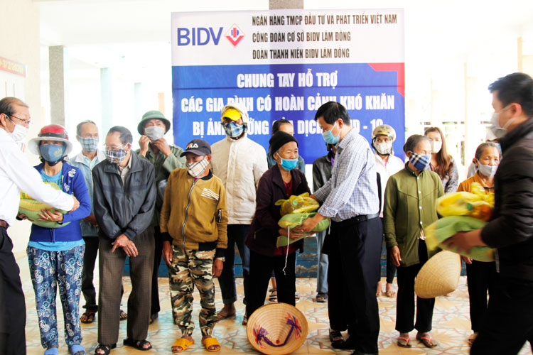 Ngân hàng BIDV trao 200 phần quà cho hộ nghèo ở Đơn Dương