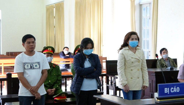 Các bị cáo Cảnh - Thanh - Trang (từ trái quá) nghe Tòa tuyên án
