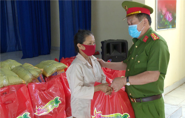 Trưởng Công an huyện Đức Trọng Lê Thái tặng quà cho đại diện hộ nghèo xã Ninh Loan