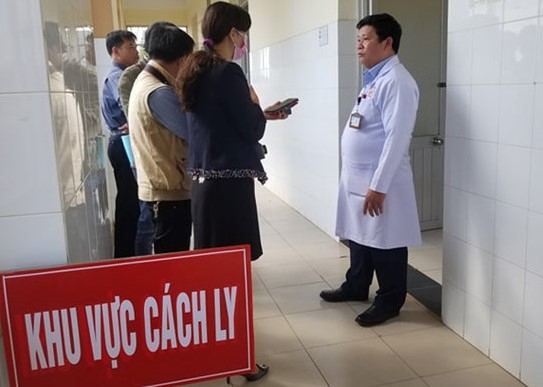 Phóng viên báo chí Trung ương và địa phương phỏng vấn BSCKII Lê Văn Tiến - Giám đốc Bệnh viện Đa khoa Lâm Đồng về công tác phòng chống dịch Covid-19