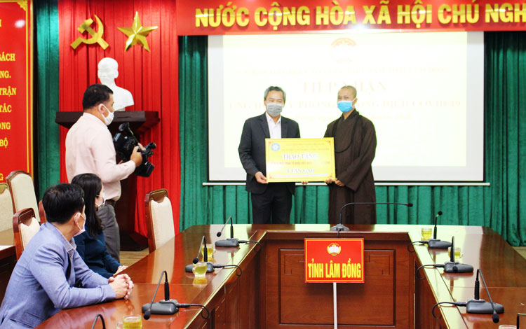 Ban từ thiện Giáo hội Phật giáo Việt Nam và Tổ đình Vĩnh Nghiêm (TP Hồ Chí Minh) ủng hộ 3 tấn gạo