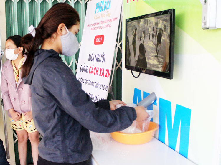 Người dân khó khăn trên địa bàn đến nhận gạo tại “ATM gạo”