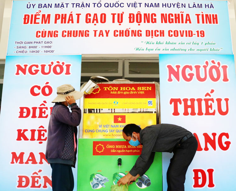 UBND huyện Lâm Hà tổ chức cấp phát gạo cho người dân gặp khó khăn do ảnh hưởng dịch Covid-19 trên địa bàn