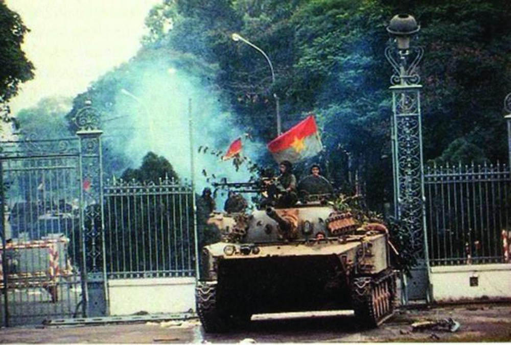 11 giờ 30 phút, ngày 30/4/1975, xe tăng của quân giải phóng húc đổ cánh cổng của Dinh Tổng thống Ngụy (nay là Dinh Thống Nhất). Ảnh tư liệu 