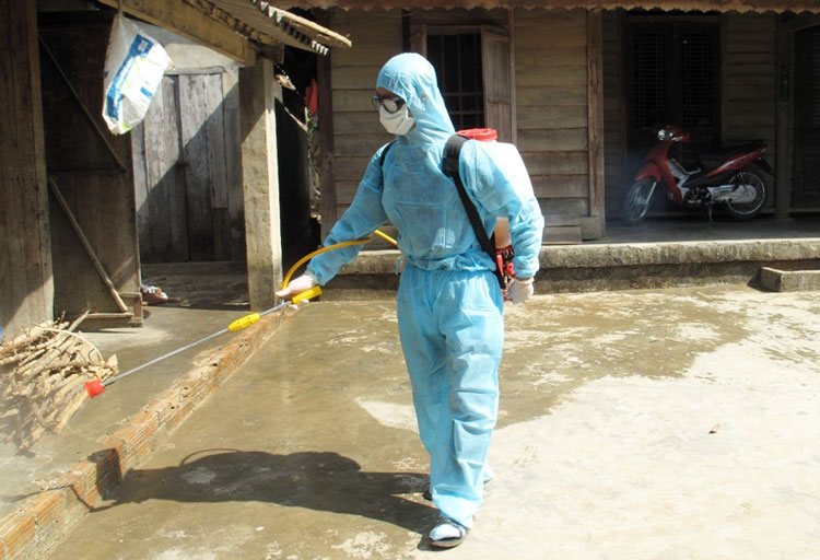 Phun Cloramin B khử khuẩn phòng chống sốt xuất huyết tại nhà dân ở xã Đạ Pal - huyện Đạ Tẻh