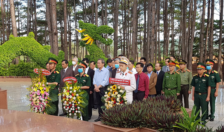 Các đồng chí lãnh đạo huyện Di Linh viếng Nghĩa trang Liệt sỹ 