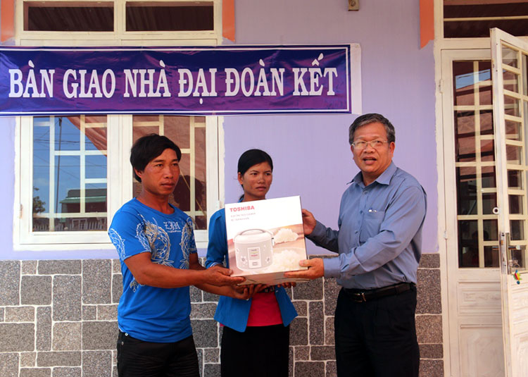 Ông Ngô Văn Đức – Phó Giám đốc Sở Nội vụ tỉnh Lâm đồng tặng quà cho gia đình anh K’Bre