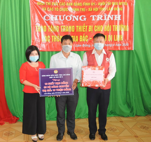 Tặng học bổng và khẩu trang kháng khuẩn cho học sinh tại xã Gia Bắc