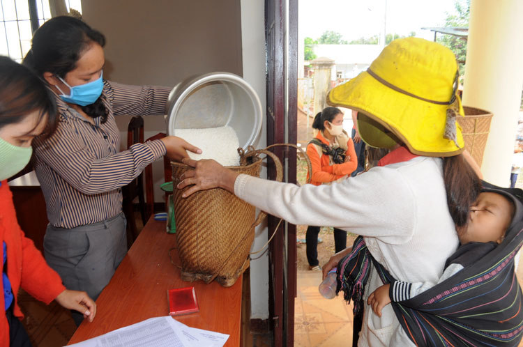 Phát gạo cho người dân tại xã Gia Bắc
