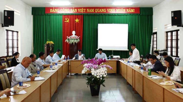  Phó Chủ tịch UBND tỉnh Lâm Đồng Phạm S, chủ trì buổi làm việc với các doanh nghiệp nhằm tìm cách tháo gỡ khó khăn, vướng mắc cho doanh nghiệp xuất khẩu hoa do ảnh hưởng dịch Covid-19. Ảnh: Thanh Sa