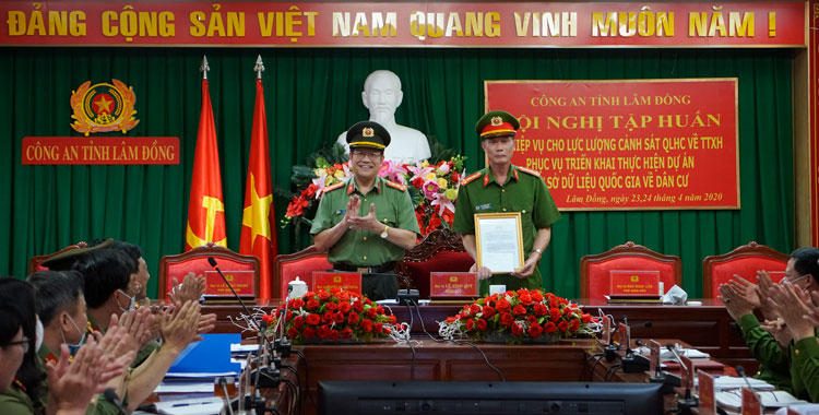 Đại tá Lê Vinh Quy – Giám đốc Công an tỉnh Lâm Đồng trao thưởng của Bộ Công an cho tập thể Phòng PC02