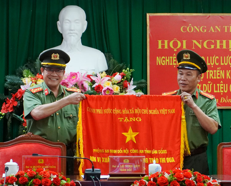 Đại tá Lê Vinh Quy – Giám đốc Công an tỉnh Lâm Đồng trao Cờ thi đua của Chính phủ cho Phòng An ninh đối nội
