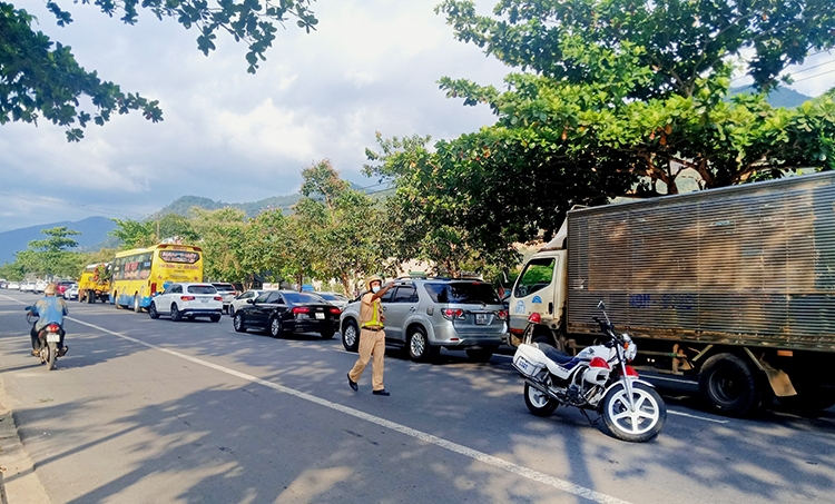 Lực lượng Cảnh sát giao thông điều tiết, phân luồng giao thông đoạn từ chân đèo Bảo Lộc về trung tâm thị trấn Đạ M’ri