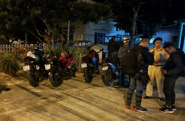 35 xe máy độ chế, xe mô tô phân khối lớn vi phạm giao thông bị lực lượng CSGT Trạm Di Linh tạm giữ