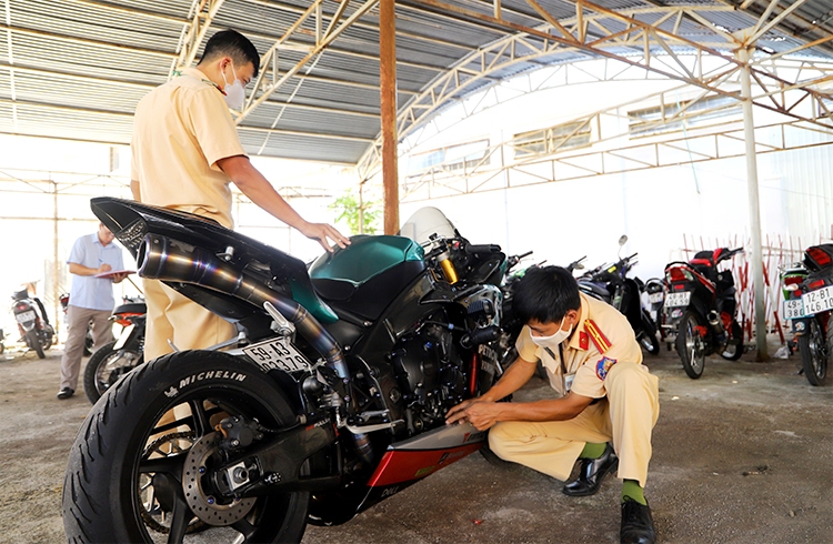 Một chiếc xe mô tô phân khối lớn tham gia đua xe bị Công an Bảo Lộc tạm giữ