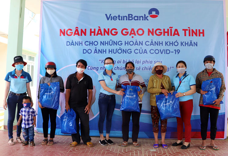 VietinBank tặng 7,5 tấn gạo cho người dân Lâm Đồng bị ảnh hưởng bởi dịch Covid-19