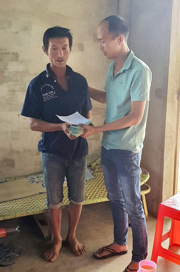 Anh Nguyễn Phương Đông trao 117 triệu đồng nhằm giúp đỡ kinh phí chữa trị bệnh tình cho cháu My