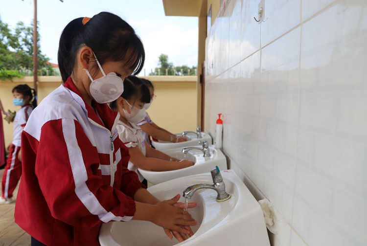 Học sinh tiểu học ở Bảo Lộc rửa tay trong giờ ra chơi