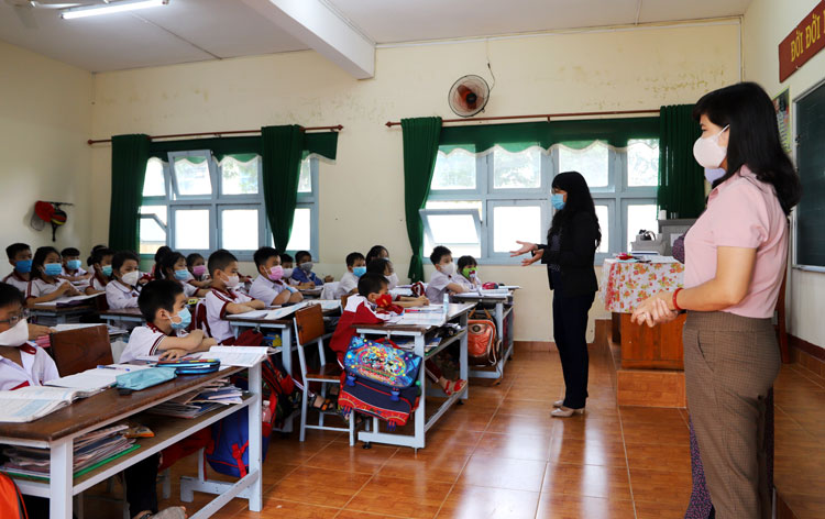 Bà Phạm Thị Thanh Hương – Trưởng Phòng GDĐT TP Bảo Lộc kiểm tra, nhắc nhở học sinh, giáo viên thực hiện nghiêm Chỉ thị 19 của Thủ tướng Chính phủ