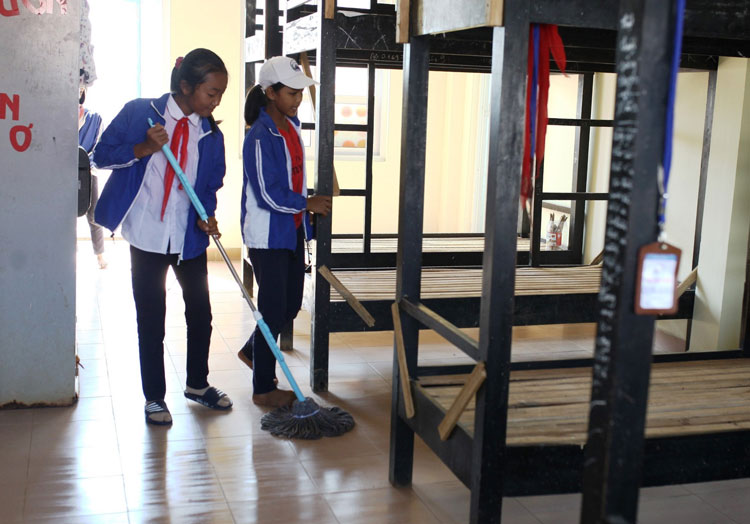 Trong sáng 04/5, thầy và trò Trường THPT-THCS Dân tộc nội trú Đơn Dương tạm nghỉ 1 ngày để tổ chức dọn vệ sinh phòng nội trú, ổn định sinh hoạt để ngày mai vào học chính thức
