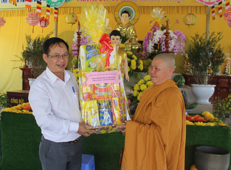 Ông Lê Công Tuấn – Trưởng ban Dân vận, Chủ tịch Ủy ban MTTQ Việt Nam huyện thăm, chúc mừng các cơ sở tôn giáo nhân Đại lễ Phật Đản 2020