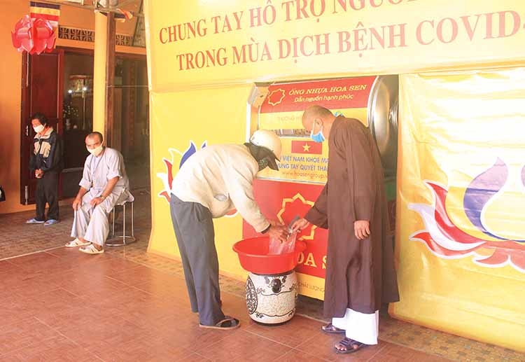 Các đại đức, tăng, ni tham gia phát gạo miễn phí cho người dân từ ATM gạo tại Chùa Linh Quang - TP Đà Lạt