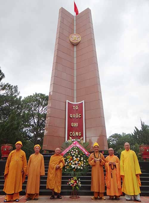 Các Hòa thượng, Thượng tọa Ban Trị sự Giáo hội Phật giáo Việt Nam tỉnh Lâm Đồng viếng Nghĩa trang liệt sĩ trong mùa Phật đản năm 2018
