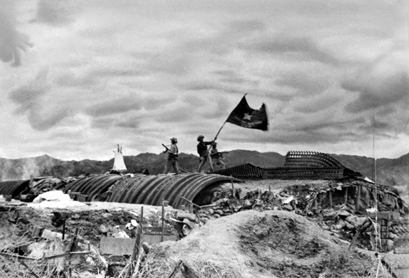 Ngày 7/5/1954, quân ta toàn thắng ở Điện Biên Phủ. Lá cờ quyết chiến quyết thắng của Chủ tịch Hồ Chí Minh tặng các đơn vị  tham gia Chiến dịch Điện Biên Phủ tung bay trên nóc hầm chỉ huy của địch. Ảnh: Tư liệu
