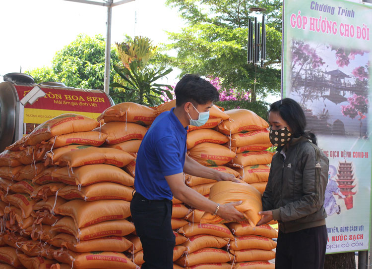 Di Linh: 2 tấn gạo đến với người khó khăn xã Tân Nghĩa
