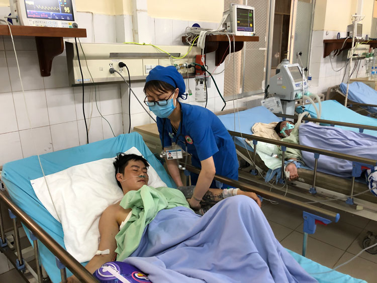 Anh Sáng bị đâm trọng thương hiện đang được điều trị tại Bệnh viện Đa khoa Lâm Đồng