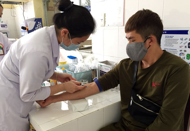 Một bạn trẻ trực tiếp đến Bệnh viện Đa khoa Lâm Đồng để hiến máu