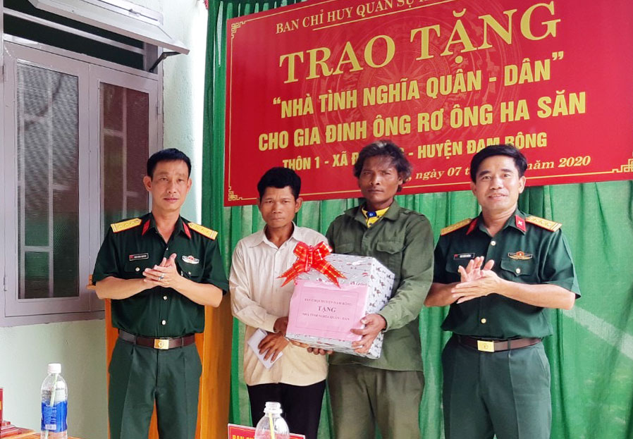 Đại diện lãnh đạo Ban CHQS huyện Đam Rông trao tặng nhà tình nghĩa quân dân cho gia đình ông Rơ Ông Ha Săn