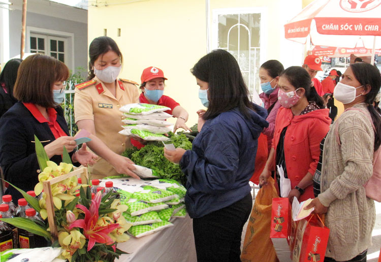 Lần đầu tiên Hội CTĐ Lâm Đồng tổ chức Chợ Nhân đạo giúp đỡ cho các gia đình khó khăn mua thực phẩm thiết yếu miễn phí trị giá gần 500 ngàn đồng mỗi suất.