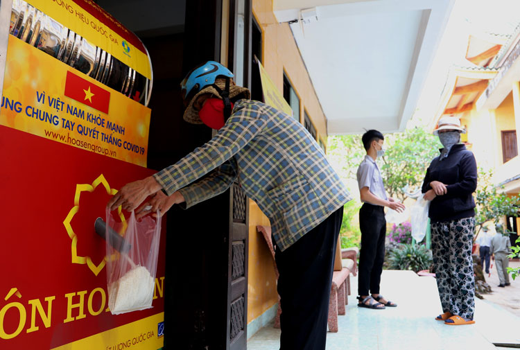 "ATM gạo" tại Chùa Phước Huệ phát hơn 28 tấn gạo cho người có hoàn cảnh khó khăn