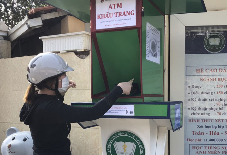 Trường Cao đẳng Y tế Lâm Đồng lắp đặt ''ATM khẩu trang'' miễn phí
