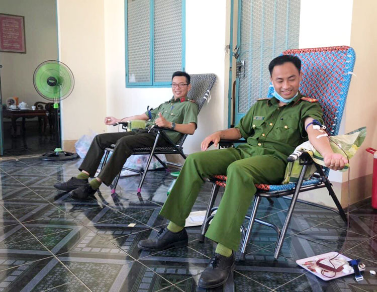 Các chiến sỹ tham gia hiến máu tình nguyện