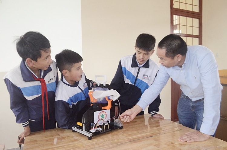 Ông Nguyễn Văn Hạnh - Giám đốc Quỹ Dariu đánh giá cao mô hình máy trợ thở của học sinh trong CLB Tin học Trường THCS-THPT Đống Đa
