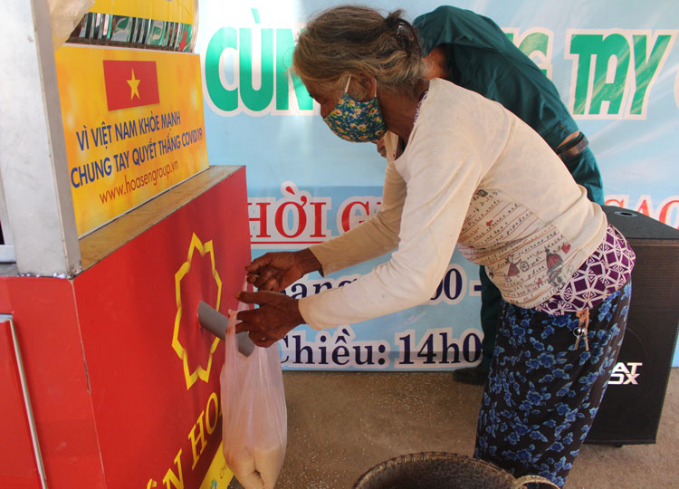 Người dân xã Tà Hine lấy gạo tại cây ATM gạo