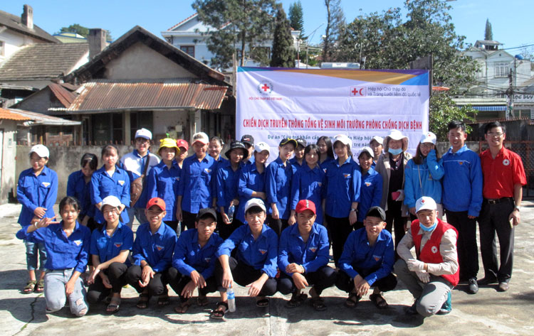 Tình nguyện viên Chữ thập đỏ tham gia Chiến dịch truyền thông tổng vệ sinh môi trường phòng chống dịch bệnh tại Đà Lạt