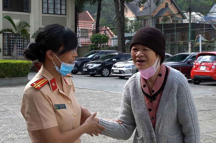 Phụ nữ CSGT Công an tỉnh Lâm Đồng tặng quà cho các hộ nghèo