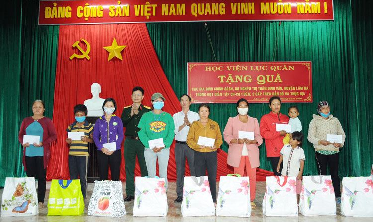 Học viện Lục quân tặng 60 suất quà cho người dân thị trấn Đinh Văn và xã Hoài Đức